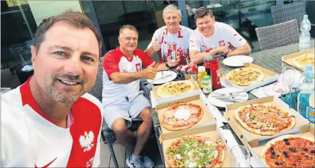  ??  ?? Jerzy Dudek (a la izquierda) con unos amigos antes del encuentro ante Eslovaquia en la primera jornada de la Eurocopa.