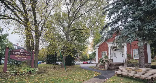  ?? PETER MCCABE, MONTREAL GAZETTE FILES ?? The town hall in Hudson, with an inviting bench from which to watch the foliage on a fall day in 2013.