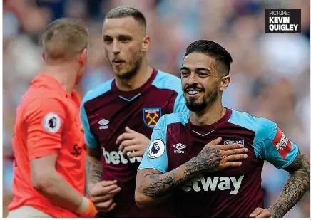  ?? PICTURE: KEVIN QUIGLEY ?? Hand on heart: Manuel Lanzini thumps the West Ham badge after opening the scoring