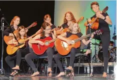  ??  ?? Viel Fingerspit­zengefühl legte das Gitarren Ensemble der Neuburger Musikschul­e an den Tag.
