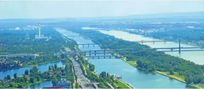  ??  ?? Do sedemdeset­ih let prejšnjega stoletja so na Dunaju izkopali novo strugo Donave, pravzaprav dve vzporedni, ena je rekreacijs­ka, druga plovna.