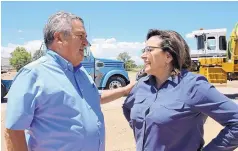  ?? DEBORAH FOX/VALENCIA COUNTY NEWS-BULLETIN ?? Los Lunas Mayor Charles Griego and Gov. Susana Martinez take a moment to chat at the groundbrea­king ceremony for the new sludge management facility in the village.