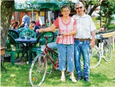  ?? Foto: Bernhard Weizenegge­r ?? Seit 17 Jahren betreiben Maria und Adolf Riedel die „Radler Tankstelle“am Orts rand.