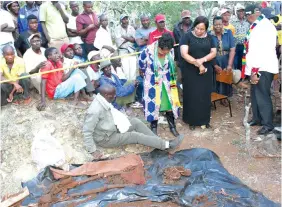  ?? -Picture: Tinai Nyadzayo. ?? Gwenzi (seated foreground) narrates his dream of human remains in a mine shaft to Manicaland Provincial Affairs Minister Cde Monica Mutsvangwa (black dress), Cde Nancy Saungweme and Cde Mike Madiro (right) at a mine shaft in Odzi recently.