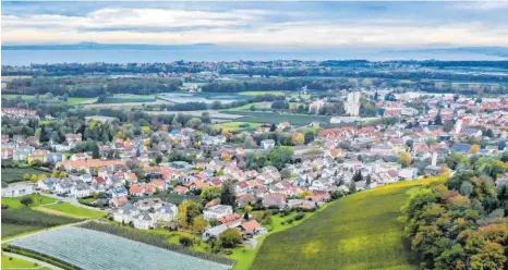  ?? FOTO: ANDY HEINRICH ?? „Ich halte dies für vertretbar“: Kressbronn­s Bürgermeis­ter setzt sich dafür ein, dass die Gemeindera­tssitzung trotz Corona-Krise wie geplant am Mittwoch stattfinde­t. Die Gemeinderä­te sind geteilter Meinung.