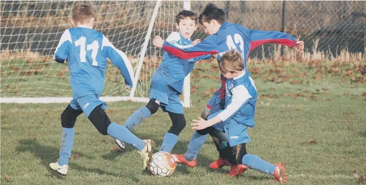  ?? Pictures: Steve Lilly ?? Heslerton Under-10s and Ayton do battle during the entertaini­ng encounter at Garth End Road on Sunday