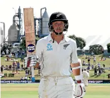  ?? GETTY IMAGES ?? BJ Watling acknowledg­es the applause of the crowd after his memorable double century, his highest score in test cricket.