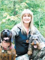  ?? PHOTO COURTOISIE ?? Chantale Bellemare sera honorée lors du Salon, en raison de son engagement passionné dans l’associatio­n des conducteur­s de chiens de sang du Québec, un groupe qui a complèteme­nt changé la façon de chasser les grands gibiers dans la province.