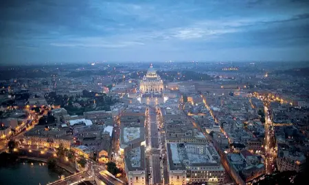  ??  ?? Panoramica Una suggestiva immagine della Capitale. I cittadini romani sono costretti a fare i conti con una super pressione fiscale locale che li pone ai primi posti tra le città italiane