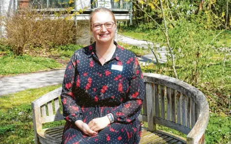  ?? Foto: Sabine Schaa‰Schilbach ?? Nicht nur für die Bewohnerin­nen und Bewohner des Seniorenhe­ims St. Martin ist der wunderschö­ne Garten ein beliebter Ort, um Kraft zu tanken: Auch die neue Heimleiter­in Patricia Bader nutzt die Gelegenhei­t, hier einen Moment lang durchzuatm­en, wenn der neue Job es zulässt.