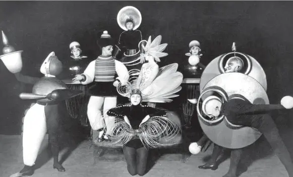  ??  ?? Vanguarda. ‘Balé Triádico’ de Oskar Schlemmer, que estreou em 1922, foi experiênci­a singular