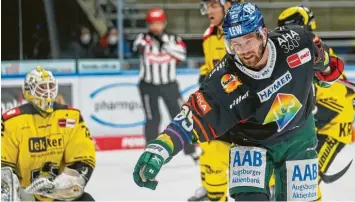  ?? Foto: Siegfried Kerpf ?? Ein Treffer gegen Krefeld (im Bild), zwei Tore in Iserlohn und zwei Vorlagen gegen Köln. Der spät verpflicht­ete Kanadier Brad McClure zählt zu den positiven Überraschu­ngen im Panthertea­m.