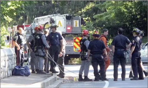  ?? COREY LAROCQUE Niagara Falls Review ?? Emergency workers rappelled into the Niagara Gorge Tuesday afternoon after a Niagara Regional Police officer and an unidentifi­ed man fell into the gorge. Area residents reported seeing a police foot chase just before the men went over the wall.