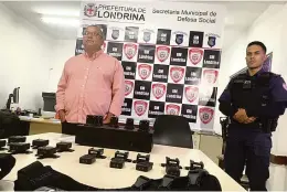  ?? Guilherme Marconi ?? O secretário de Defesa Social, coronel Pedro Ramos, mostrou os equipament­os (coletes e câmeras) adquiridos pelo município