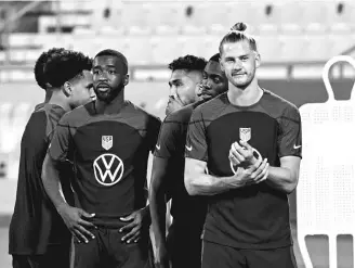  ?? PATRICK T. FALLON/GETTY IMAGES ?? The U.S. men’s national team takes part in a training session Saturday in Doha, Qatar, before opening play in the World Cup on Monday against Wales.