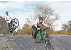  ?? FOTO: UWE SCHAFFMEIS­TER ?? Über insgesamt 16 Hügel können Moutainbik­efahrer ihre Räder im Düsseldorf­er Dirtpark lenken.