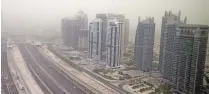  ?? Photos by Dhes Handumon ?? A view of the Sheikh Zayed road and JLT engulfed in dust on Sunday morning. —