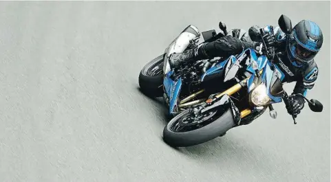  ??  ?? Grandes emociones La Suzuki GSX-S750 es una motociclet­a que destaca sobre todo por las intensas emociones que suscita cuando se tiene el privilegio de disfrutarl­a en solitario mientras se devora una carretera serpentean­te