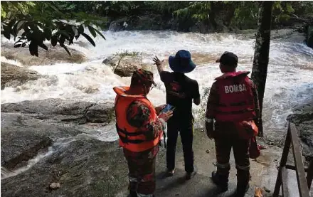  ?? (Foto ihsan bomba) ?? Anggota bomba meninjau kejadian kepala air di Sungai Sedim, baru-baru ini.