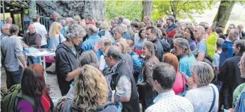  ?? FOTO: SOMMER ?? Andrang zum Höhlenkonz­ert im „Hohle Fels“, wo Frank Heinkel mit seinen Musikerkol­legen spielte.