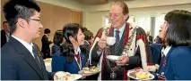  ?? ROBYN EDIE/STUFF ?? Invercargi­ll mayor Sir Tim Shadbolt drinks tea with exchange students from Kumagaya, Japan, in 2014.