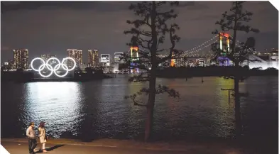  ??  ?? Los aros olímpicos vuelven a iluminar la noche en la bahía de Odaiba.