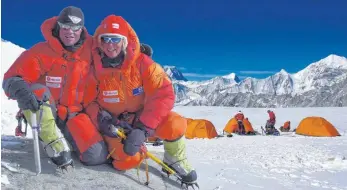  ?? FOTOS: GOCLIMBAMO­UNTAIN.DE/LUIS STITZINGER & ALIX VON MELLE ?? Luis Stitzinger und Alix von Melle im Hochlager (6200 Meter) am Makalu (8485 Meter) in Nepal. Im Hintergrun­d die Bergwelt des Solu Khumbu-Gebiets.