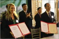  ?? CONGJIANG WANG / FOR CHINA DAILY ?? Kassie Fraser (left), director of Asia-Pacific marketing of Visit California, and Guizhou Provincial Tourism Developmen­t Committee member Shi Jingyi (right) present a tourism cooperatio­n memorandum between California and Guizhou in San Francisco on...