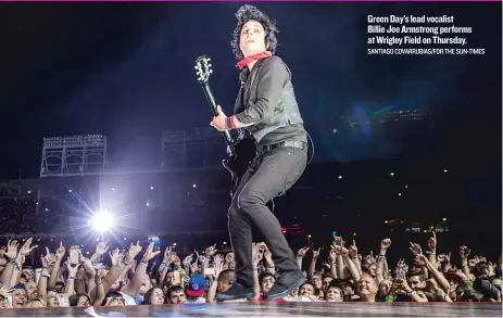  ?? SANTIAGO COVARRUBIA­S/ FOR THE SUN- TIMES ?? Green Day’s lead vocalist Billie Joe Armstrong performs atWrigley Field on Thursday.