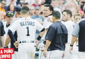  ??  ?? A PUÑO LIMPIO El venezolano Miguel Cabrera, de los Tigres, fue protagonis­ta de una pelea con el receptor de los Yankees, Austin Romine.