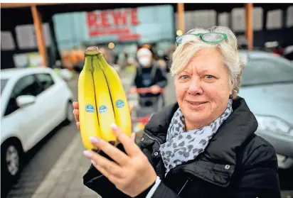  ?? RP-FOTO: RALPH MATZERATH ?? Einkaufen ohne Plastiktüt­en ist für Heidi Hermsdorf ganz normal. Sie kauft ihr Gemüse und Obst lose.