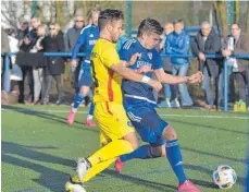  ?? FOTO: DEREK SCHUH ?? Jascha Fiesel (rechts) war auch gegen Karlsruhe einer der Aktivposte­n, die Chancen stehen gut, dass der Linksverte­idiger auch in Zukunft beim FV spielt.