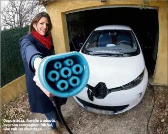  ??  ?? Depuis , Aurélie a adopté, avec son compagnon Michal, une voiture électrique.