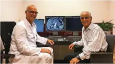  ?? FOTO: JEK ?? Dr. Gebhard Schmid und sein Patient Carenno Garcia besprechen die Befunde nach der erfolgreic­hen Behandlung mit dem „Nano-Knife“.