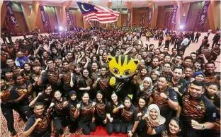  ??  ?? Ready to win:
Malaysian athletes taking a group photo with the SEA Games mascot at PICC.