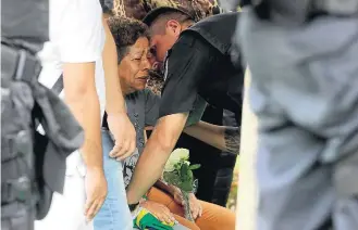  ?? MAíRA COELHO/AGÊNCIA O DIA - 5/4/2018 ?? Criminalid­ade. Família chora assassinat­o de um policial militar no município de Queimados
