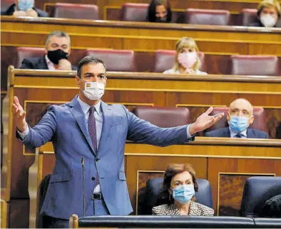  ?? EFE / MARISCAL ?? Pedro Sánchez, junto a la vicepresid­enta Carmen Calvo, en su intervenci­ón de ayer en el Congreso.