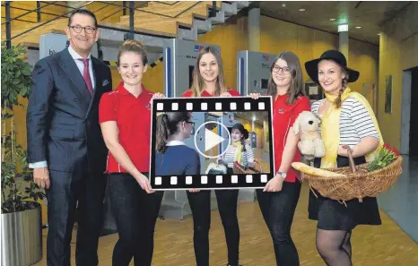  ?? FOTO: ROBERT HACK ?? Mit ihrem selbst produziert­en, mehrsprach­igen Video „Making coffee is not the only challenge“, haben die Azubis Katrin Plocher, Alina Martin, Jessica Burghardt und Hannah Noger (von links) den Bundeswett­bewerb Fremdsprac­hen gewonnen. Personalvo­rstand...