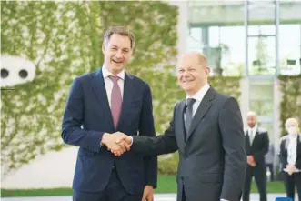  ?? Xinhua ?? German chancellor meets with visiting Belgian prime minister in Berlin German Chancellor Olaf Scholz (right) greets visiting Belgian Prime Minister Alexander De Croo at the German Chanceller­y in Berlin, capital of Germany.