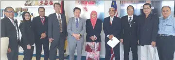  ??  ?? Maznah (fifth right), Lim (fourth left) in a group photo with Local Government and Housing Minister Datuk Sim Kui Hian (fifth left) and other tribunal members during a visit to the minister recently.