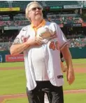  ?? BARBARA HADDOCK TAYLOR/ BALTIMORE SUN ?? Rick Sutcliffe acknowledg­es the crowd as the Orioles welcome back former players for a 30th-anniversar­y celebratio­n of Oriole Park at Camden Yards before Saturday’s game against the Pittsburgh Pirates.