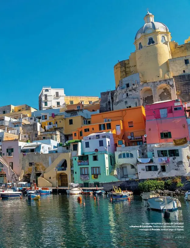  ??  ?? Le case variopinte e i gozzi dei pescatori a Marina di Corricella, l’antico e caratteris­tico borgo
marinaro di Procida, isola al largo di Napoli.