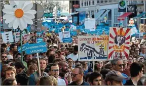  ??  ?? Des participan­ts à la marche pour le climat du 13 octobre à Paris.