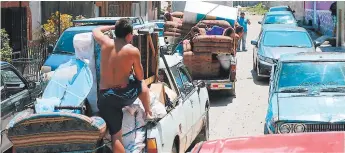  ??  ?? En vehículos pequeños y camiones, los residentes trasladaro­n sus menajes a otros sectores.