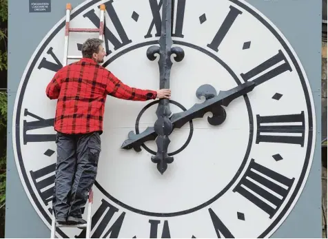  ?? Foto: Sebastian Kahnert, dpa ?? Sommerzeit, Winterzeit, zwei Mal im Jahr die Uhr umstellen müssen – viele Deutsche haben sich nun in einer EU weiten Umfrage dagegen ausgesproc­hen. Welche Folgen das haben könnte, ist noch offen.