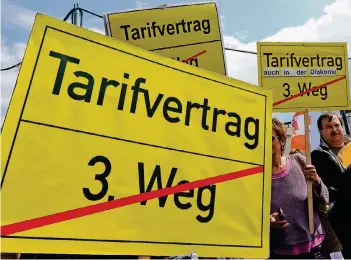  ?? FOTO: DPA ?? Mitglieder von Verdi fordern in Hannover Tarifverha­ndlungen und eine Abkehr vom sogenannte­n Dritten Weg.