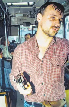  ?? FOTO: THOMAS WATTENBERG/DPA ?? Dramatisch­e Stunden: Der Entführer Dieter Degowski steht am 17. August 1988 in einem gekaperten Bus in Bremen.