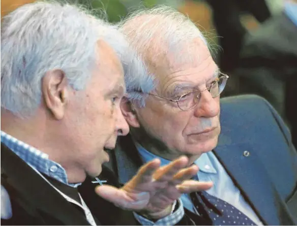  ?? EFE ?? Felipe González, junto a Josep Borrell durante la inauguraci­ón del Foro Iberoameri­cano, ayer en Madrid
