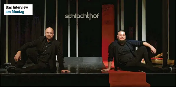  ?? Foto: Marcus Merk ?? Ganz schön trostlos im Schlachtho­f: Kabarettis­t Wolfgang Krebs (links) und Betreiber Markus Kraft.