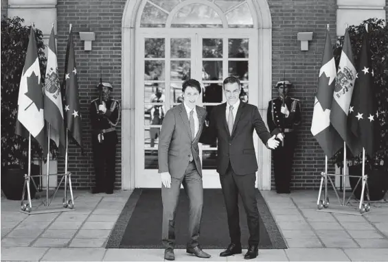  ?? JOSÉ LUIS ROCA ?? Pedro Sánchez, junto al primer ministro de Canadá, Justin Trudeau, ayer en la Moncloa.